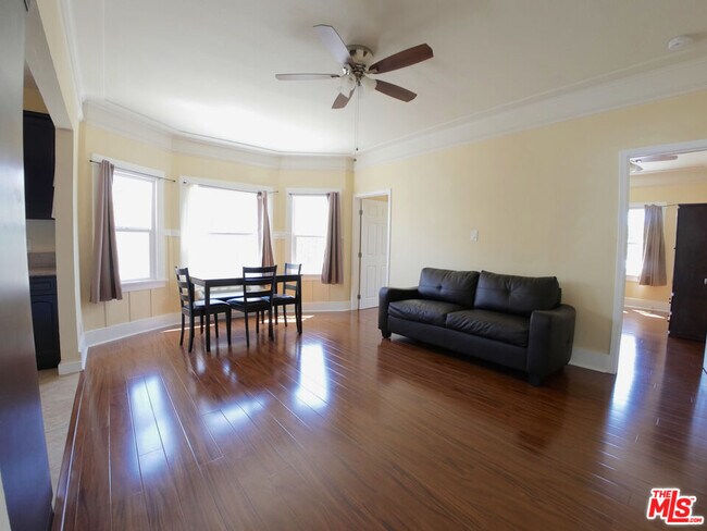 2928 Walton Ave in Los Angeles, CA - Building Photo - Building Photo