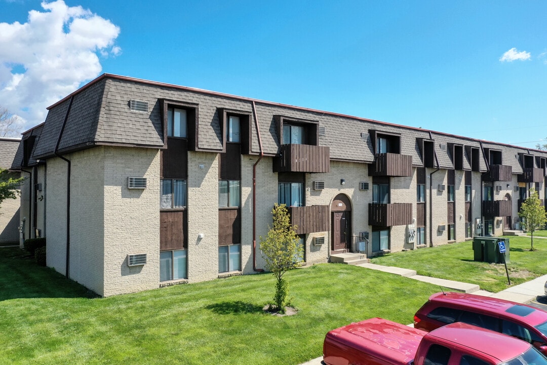 Ravenswood Apartments in Toledo, OH - Building Photo