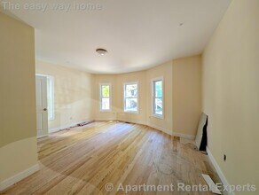 22 Holyoke Rd in Somerville, MA - Foto de edificio - Building Photo