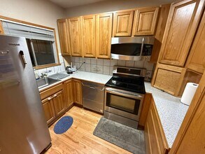 14425 NE 40th St, Unit C102 in Bellevue, WA - Building Photo - Building Photo