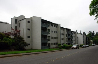 Canyon Estates Condominiums in Tukwila, WA - Building Photo - Building Photo