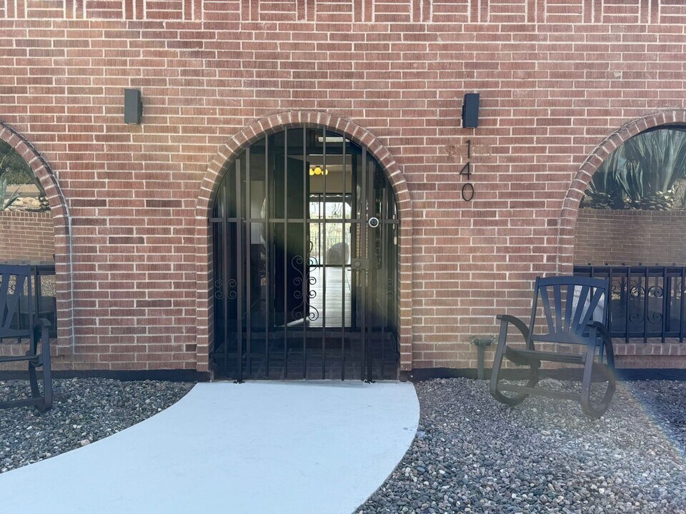 1402 E Big Rock Rd in Tucson, AZ - Foto de edificio