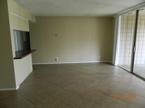 6979 Palm Ct, Unit 216E in Riverside, CA - Foto de edificio - Building Photo