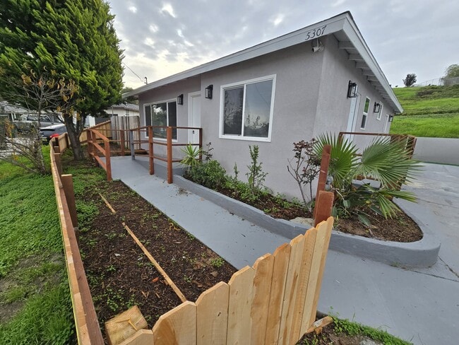 5307 Santa Margarita St in San Diego, CA - Building Photo - Building Photo