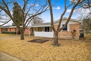 1230 Oriole Ln in Garland, TX - Building Photo