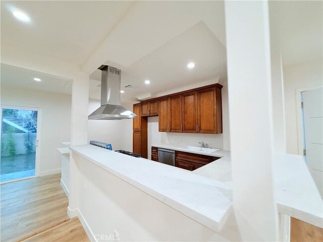 11104 Oxnard St in Los Angeles, CA - Building Photo - Building Photo