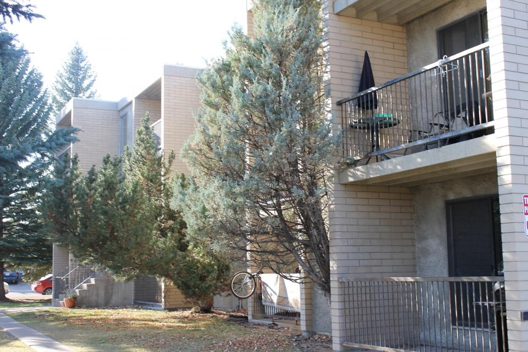 Cambridge House in Lethbridge, AB - Building Photo