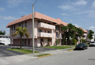 Brittany Villas in South Miami, FL - Building Photo - Building Photo