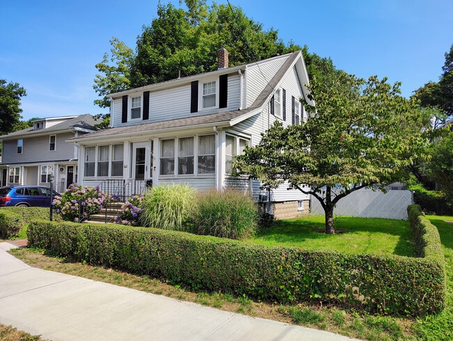 162 Elmwood Ave in Quincy, MA - Foto de edificio - Building Photo