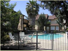 Oak Garden Apartments in Sacramento, CA - Building Photo - Building Photo