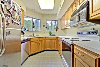 62 Bentley Ct in Bedminster, NJ - Foto de edificio - Building Photo