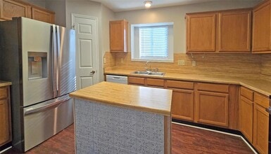 2120 Zephyr Ln in Round Rock, TX - Foto de edificio - Building Photo