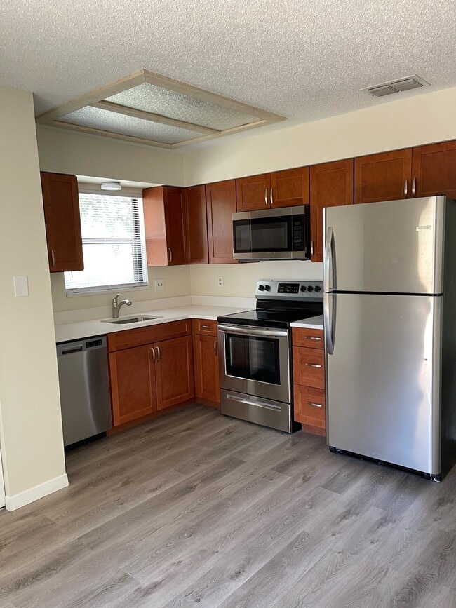 2901 Bay View Dr, Unit B in Safety Harbor, FL - Building Photo - Building Photo