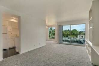 3200 W Commodore Way in Seattle, WA - Building Photo - Building Photo