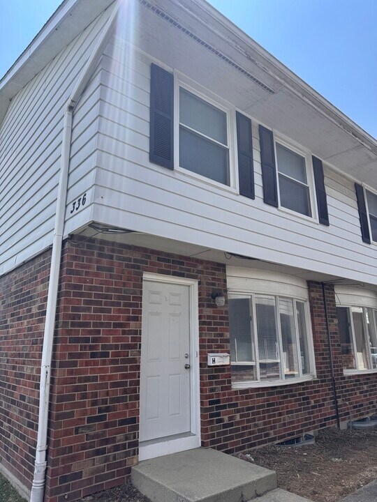 336 Lilac Ln in Elgin, IL - Building Photo