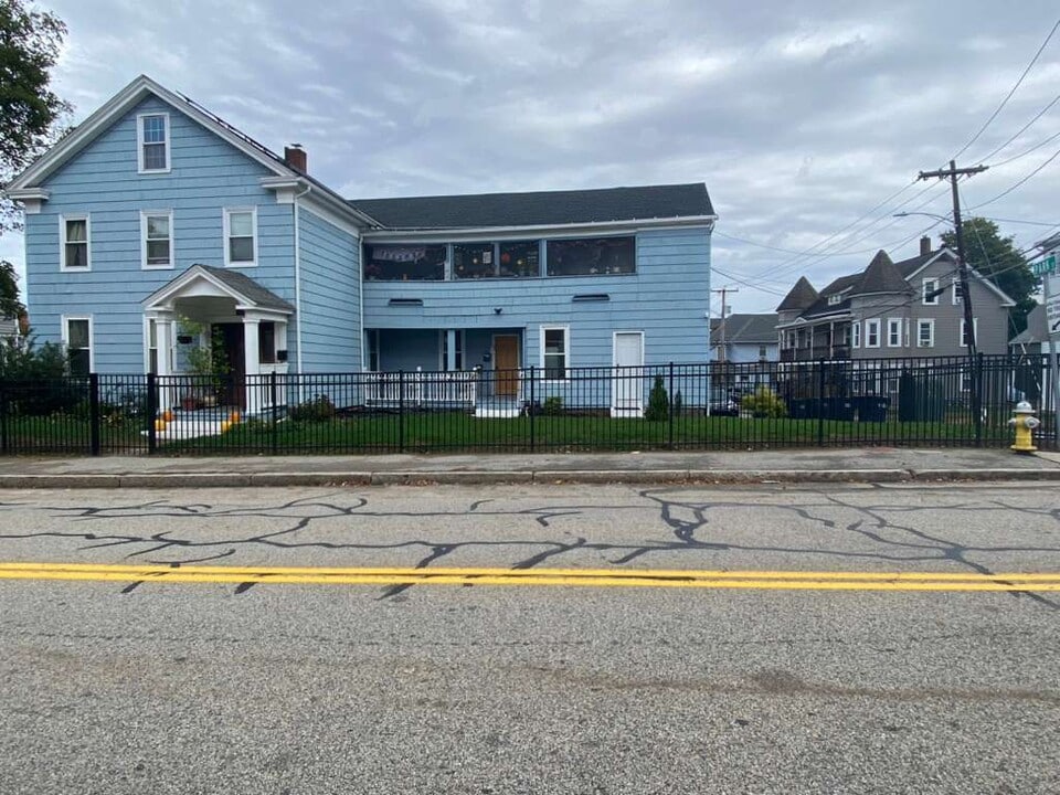 173 School St, Unit D in Webster, MA - Foto de edificio