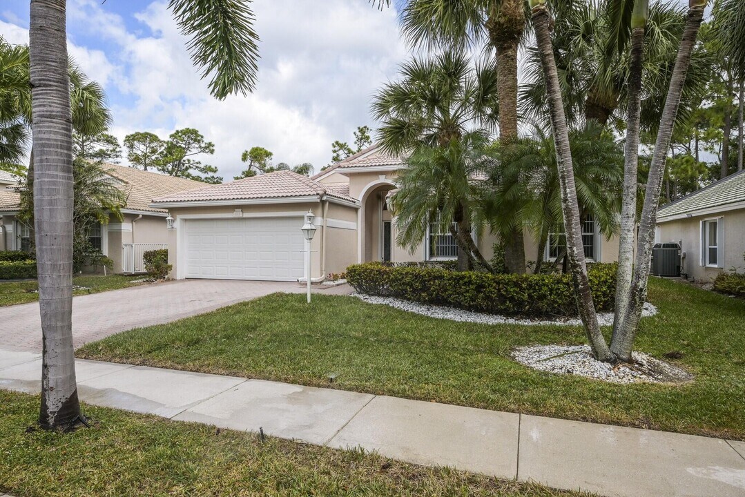 172 Jones Creek Dr in Jupiter, FL - Building Photo