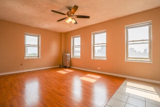 911 W Lawrence Ave, Unit #501 in Chicago, IL - Building Photo - Building Photo