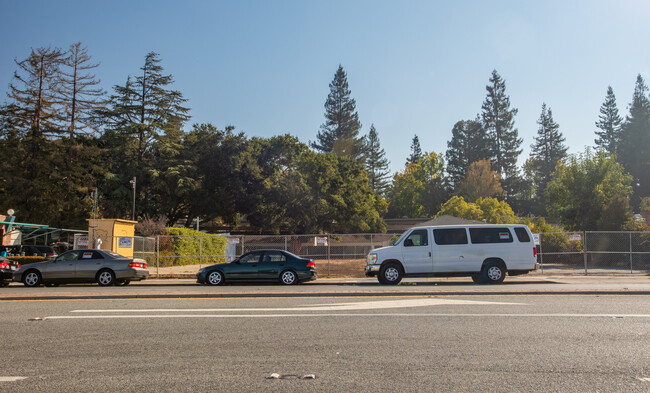 955 Woodside Rd in Redwood City, CA - Foto de edificio - Building Photo