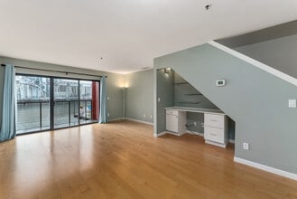 710 NW Naito Pky, Unit C12 in Portland, OR - Foto de edificio - Building Photo