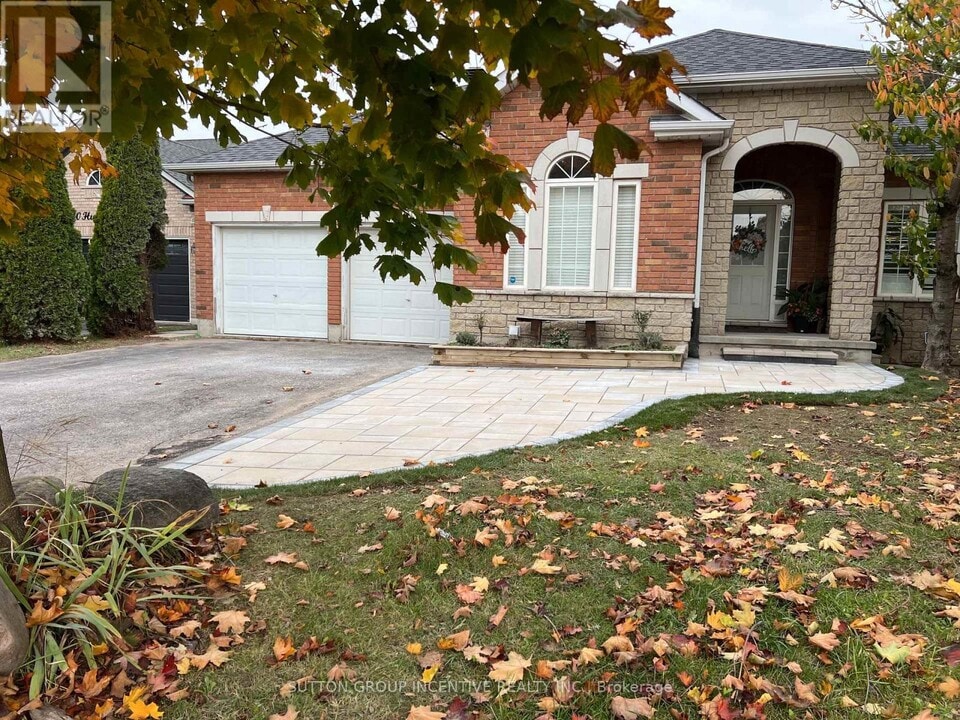 38 Hurst Dr in Barrie, ON - Building Photo
