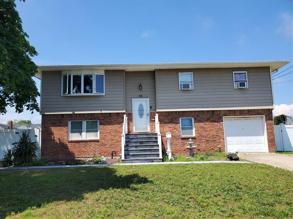 46 Sunrise Ave in Lindenhurst, NY - Building Photo