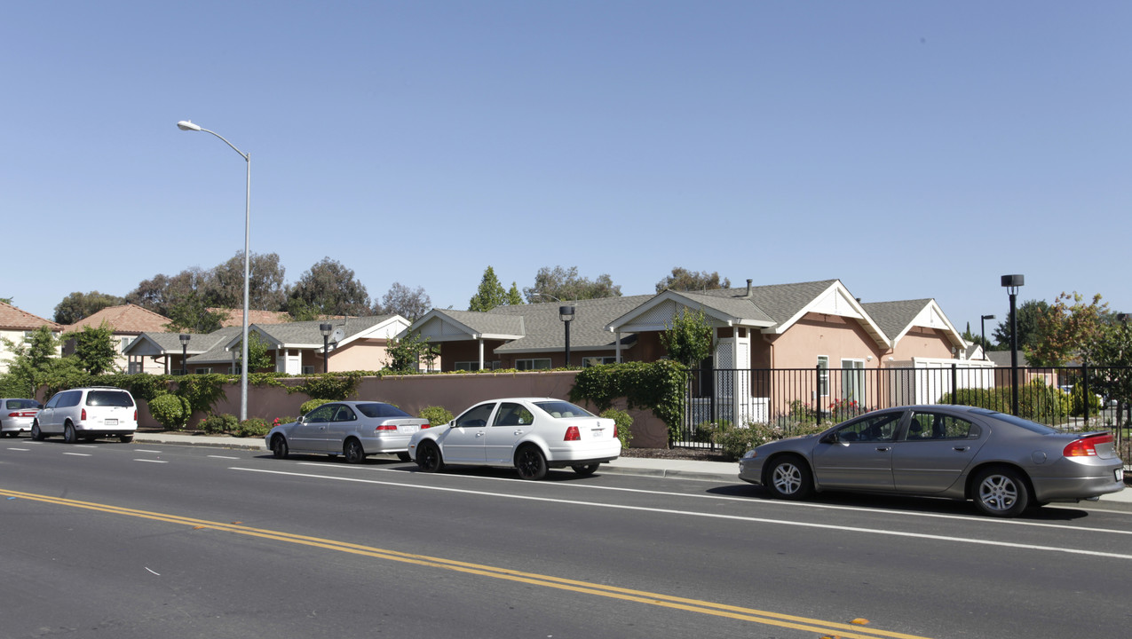 Sycamore Place 2 in Brentwood, CA - Building Photo