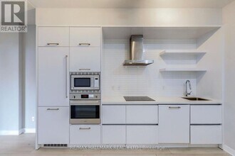 2221 Yonge St in Toronto, ON - Building Photo - Building Photo