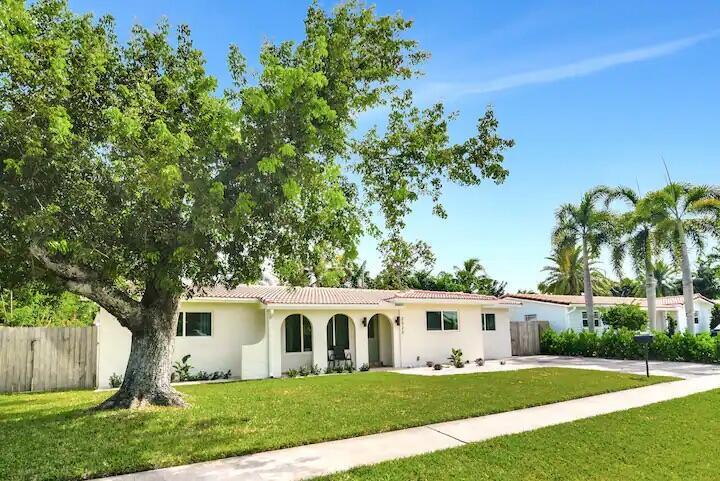 2320 NE 51st St in Lighthouse Point, FL - Building Photo