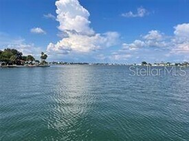 6901 Gulf Winds Dr in St Pete Beach, FL - Building Photo