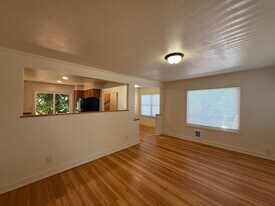 1133 McLean Blvd in Eugene, OR - Building Photo