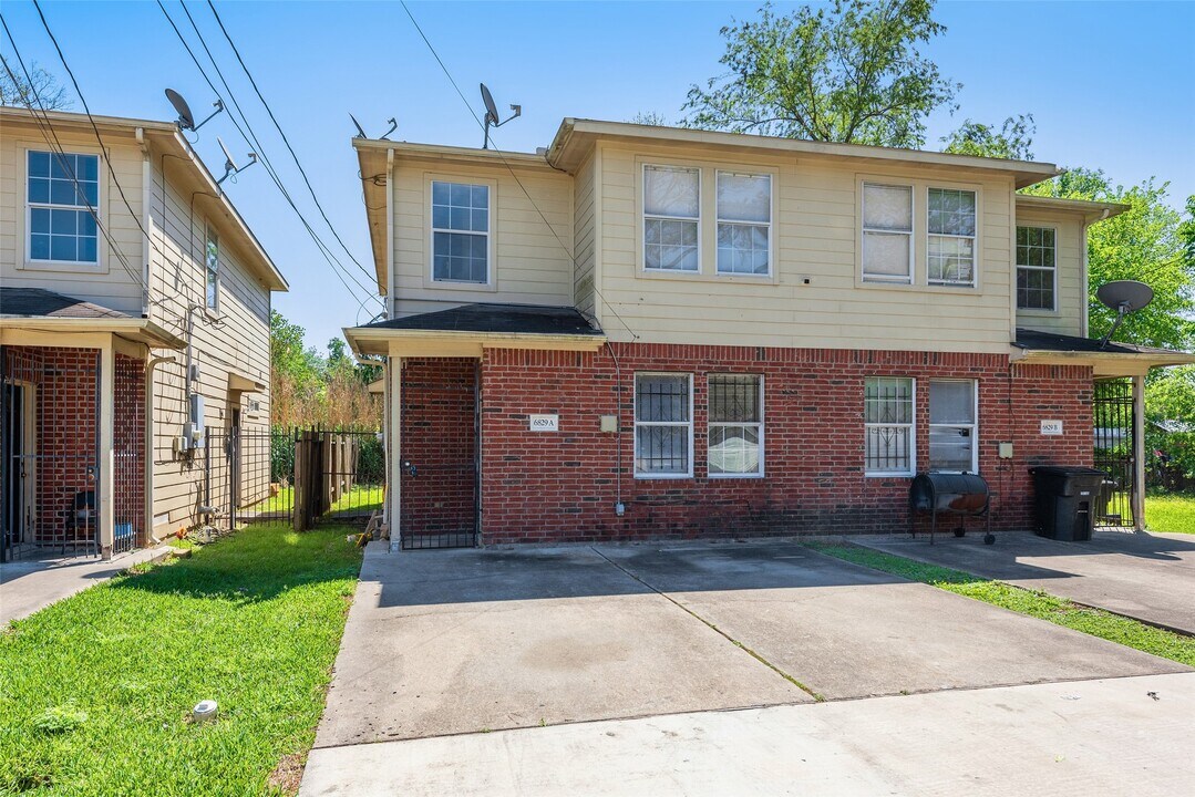 6827 Dumble St in Houston, TX - Building Photo