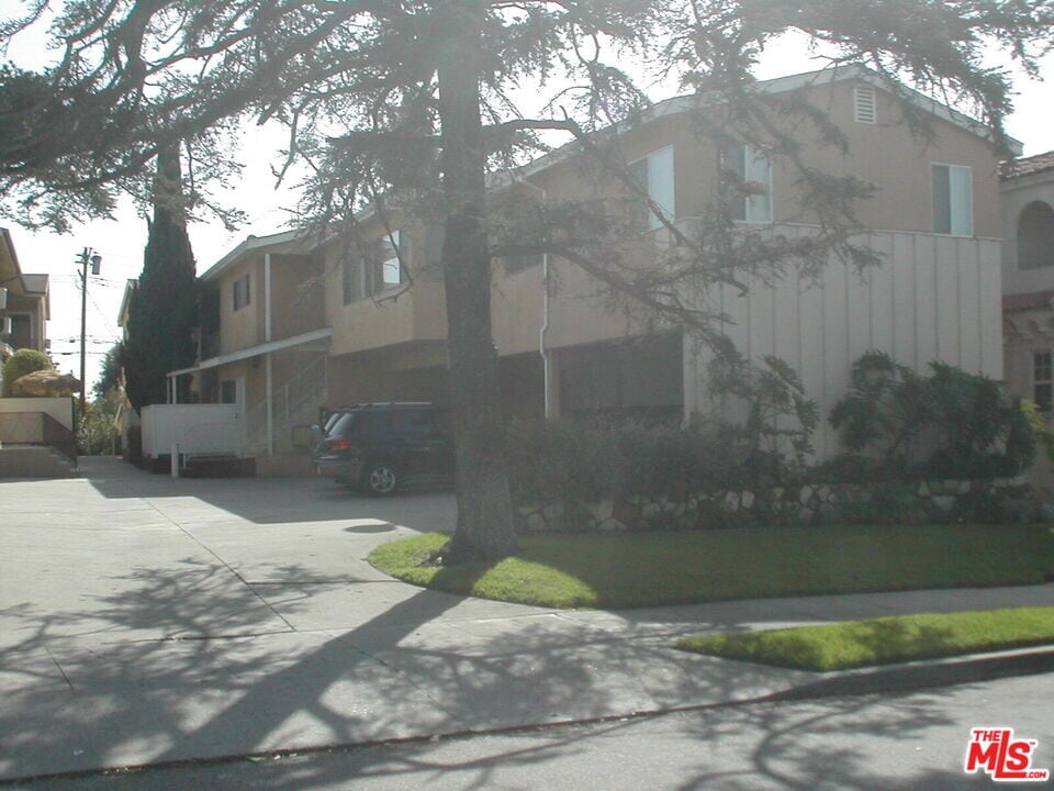 1326 Ridgeley Dr in Los Angeles, CA - Building Photo