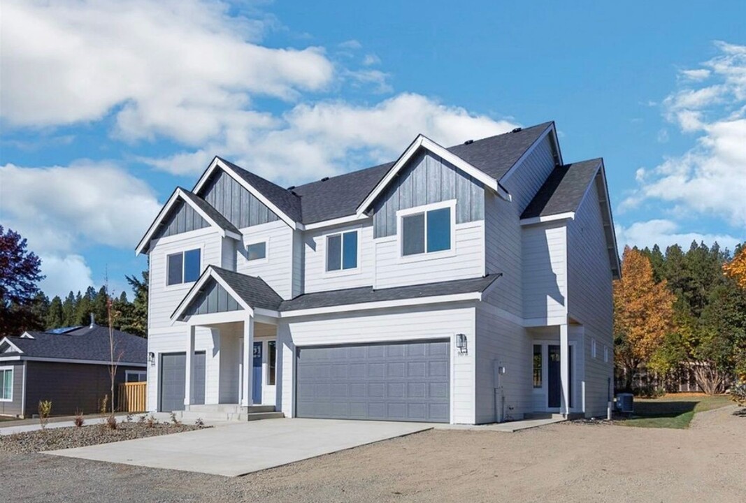 907 E 4th St in Cle Elum, WA - Foto de edificio