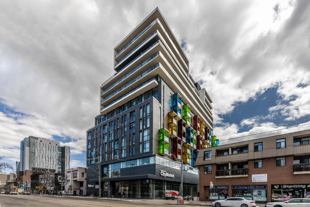 The College Condiminium At Spadina in Toronto, ON - Building Photo