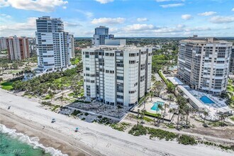 4051 Gulf Shore Blvd N in Naples, FL - Foto de edificio - Building Photo
