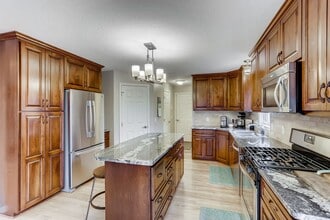 301 Russell Ln in Long Lake, MN - Foto de edificio - Building Photo