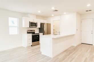975 San Juan Rd in Sacramento, CA - Building Photo - Building Photo