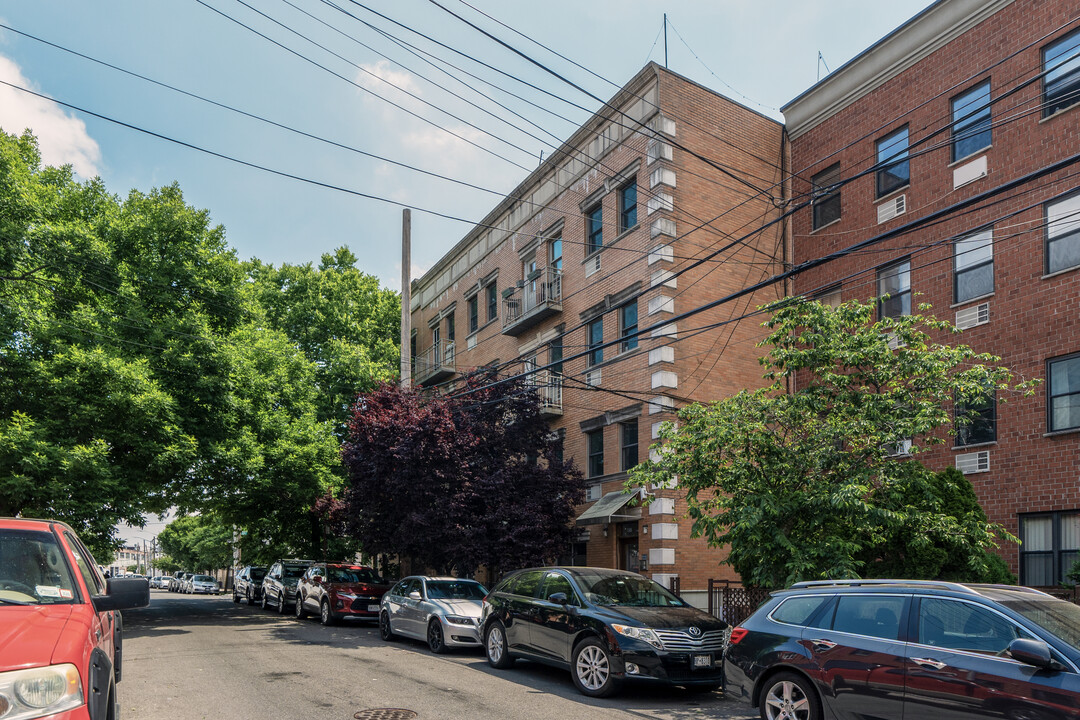 188 Meserole Ave in Brooklyn, NY - Foto de edificio