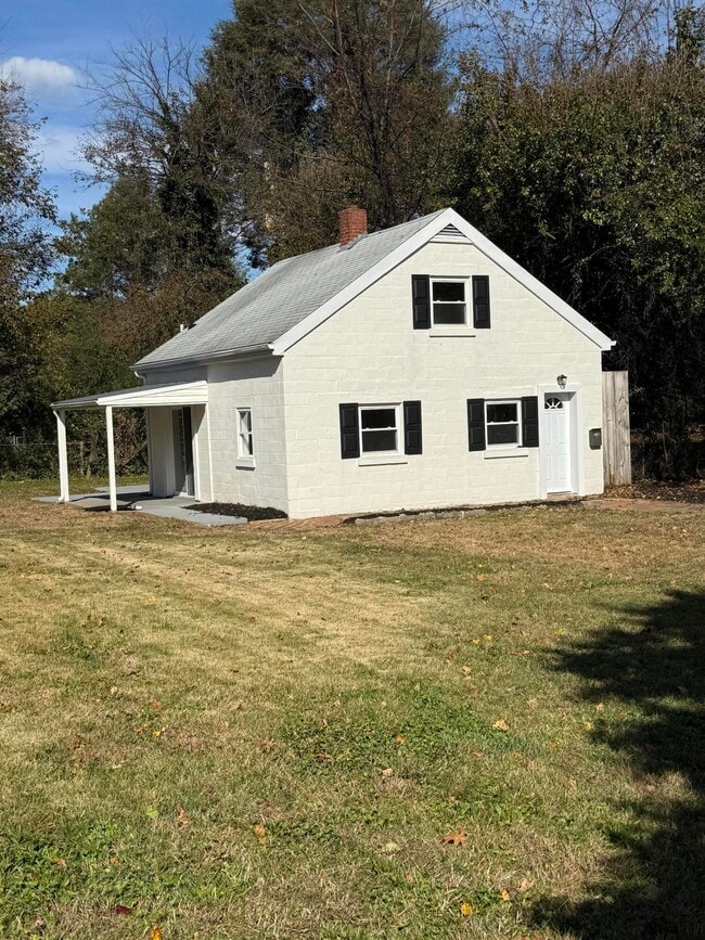 2608 Dorchester Dr NW in Roanoke, VA - Building Photo - Building Photo