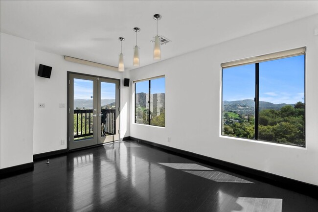 6884 Pacific View Dr in Los Angeles, CA - Building Photo - Building Photo