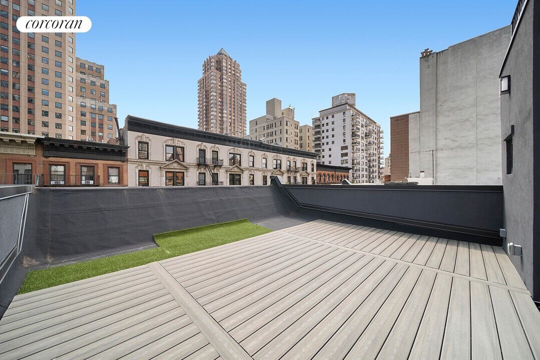 317 W 51st St in New York, NY - Building Photo