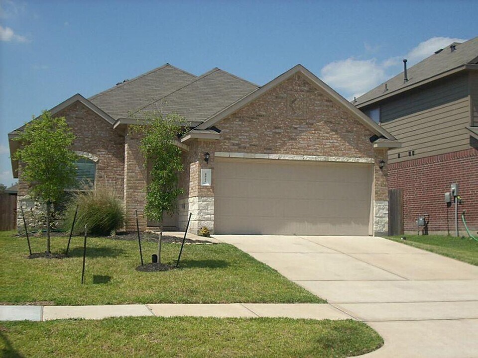 8922 Rollick Dr in Tomball, TX - Building Photo