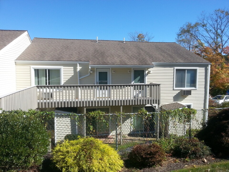 461 E Mitchell Ave in Cheshire, CT - Building Photo