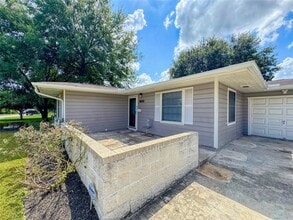 7702 McHenry St in Houston, TX - Foto de edificio - Building Photo