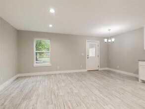 722 W Walker St in Denison, TX - Building Photo - Building Photo