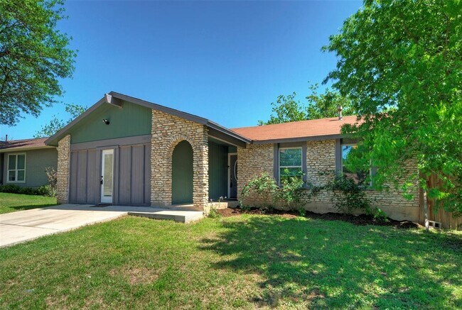 7005 E Meadow Bend Dr in Austin, TX - Building Photo - Building Photo