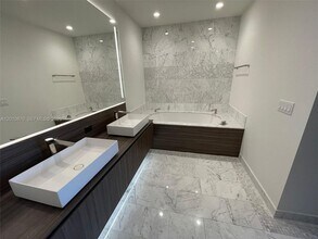 1000 Brickell Plaza, Unit 5908 in Miami, FL - Building Photo - Building Photo