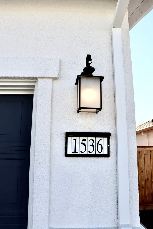 1536 Minories Dr in Plumas Lake, CA - Foto de edificio - Building Photo