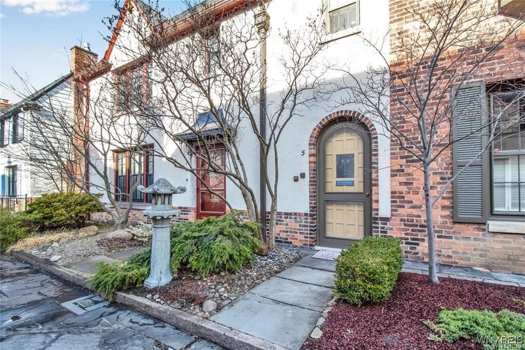 5 Mayfair Ln in Buffalo, NY - Building Photo